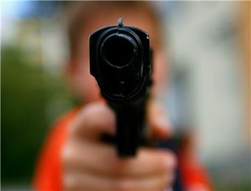 Weil er seine Spielzeugpistolen nicht zu Hause lassen wollte, hat ein acht Jahre alter Junge seinen Vater in eine besonders unangenehme Situation am Flughafen gebracht.