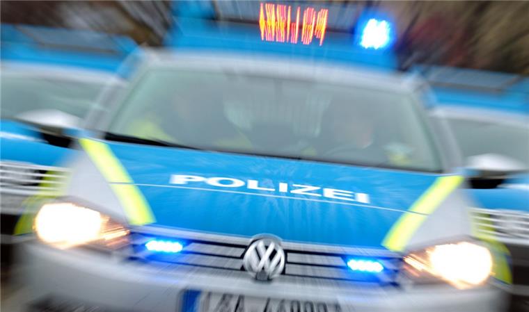Weil er sich von einer Fahrradfahrerin auf dem Gehweg in der Hohenstaufenstraße bedrängt fühlte, hat ein 62 Jahre alter Mann die 36-Jährige vom Rad gestoßen.