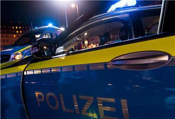 Weil er während der Fahrt auf der A1 mit seinem Smartphone telefonierte, hat die Autobahnpolizei einen 25-jährigen Fahrer gestoppt (Symbolbild).