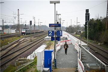 Weil es bei der Bauplanung für die Anpassung der Zugangstreppe und dem Neubau des geplanten Aufzuges Verzögerungen gab, verschiebt sich die Fertigstellung des Bahnsteigs in den Sommer. 