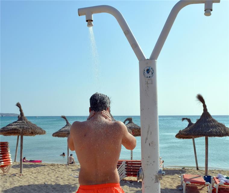 Zu viele Touristen - Mallorca geht das Wasser aus Weil es im Winter kaum geregnet hat, sind die Wasserreserven auf Mallorca auf den tiefsten Stand seit zehn Jahren. Besonders die steigenden Touristenzahlen und der damit erhöhte Verbrauch bereiten den Behörden daher sorgen.