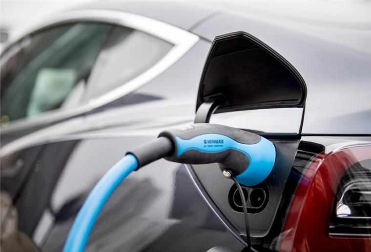 CDU fordert dichtes Netz von Ladesäulen im Land Bremen Weil es kaum Ladesäulen gibt, ist der Absatz von Elektrofahrzeugen noch überschaubar. Die CDU-Bürgerschaftsfraktion fordert jetzt ein Ausbauprogramm im öffentlichen Raum. Foto: dpa