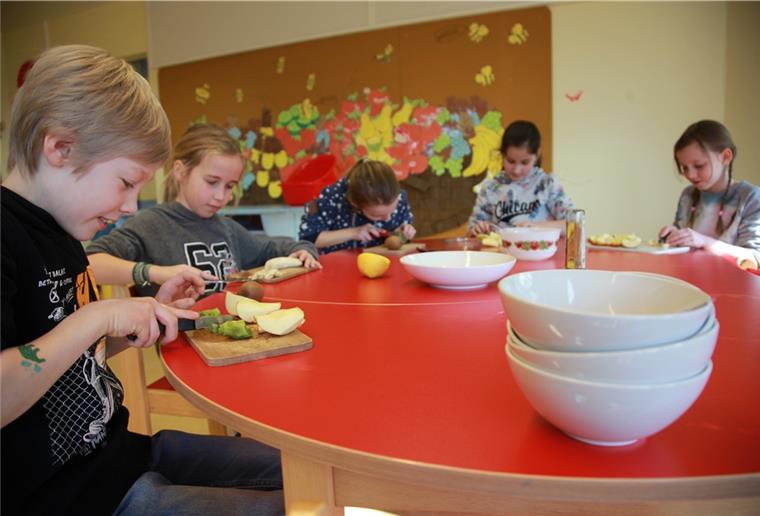 "Weil es lecker schmeckt": Für Matteo (8, von links), Hanna (8), Mara (9), Mia (9) und Emily (9) von der Midlumer Grundschule gehört gesunde Ernährung zum Lehrplan.