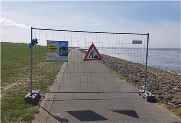 Weil Hinweisschilder allein nicht helfen, nutzt der Deichverband jetzt Zäune, um auf das Betretungsverbot seines Unterhaltungsweges für Fußgänger, Radfahrer und (Inline-)Skater aufmerksam zu machen. Verstöße können mit Bußgeld geahndet werden.