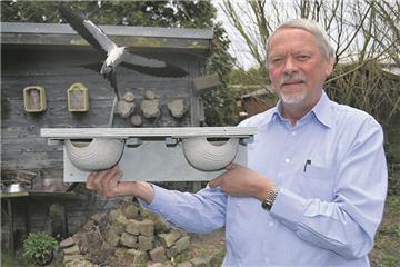 Weil ihr Lebensraum immer knapper wird, sorgt sich Hans-Joachim Ropers, der Vorsitzende desNABU-Kreisverbands, um die Zukunft unserer Schwalben. Die Vögel brauchen offene feuchte Stellen, um Lehm zu sammeln, aus dem sie ihre Nester bauen. Deshalb könne man Rauch- und Mehlschwalben unterstützen, indem man möglichst wenig Boden versiegelt – oder künstliche Schwalbennester aufstellt. Die Schwalbe wurde übrigens ins Bild „montiert“. In der Fußballsprache spricht man von einer Schwalbe, wenn ein angreifender Spieler sich fallen lässt und ein Foul vortäuscht. (cd)