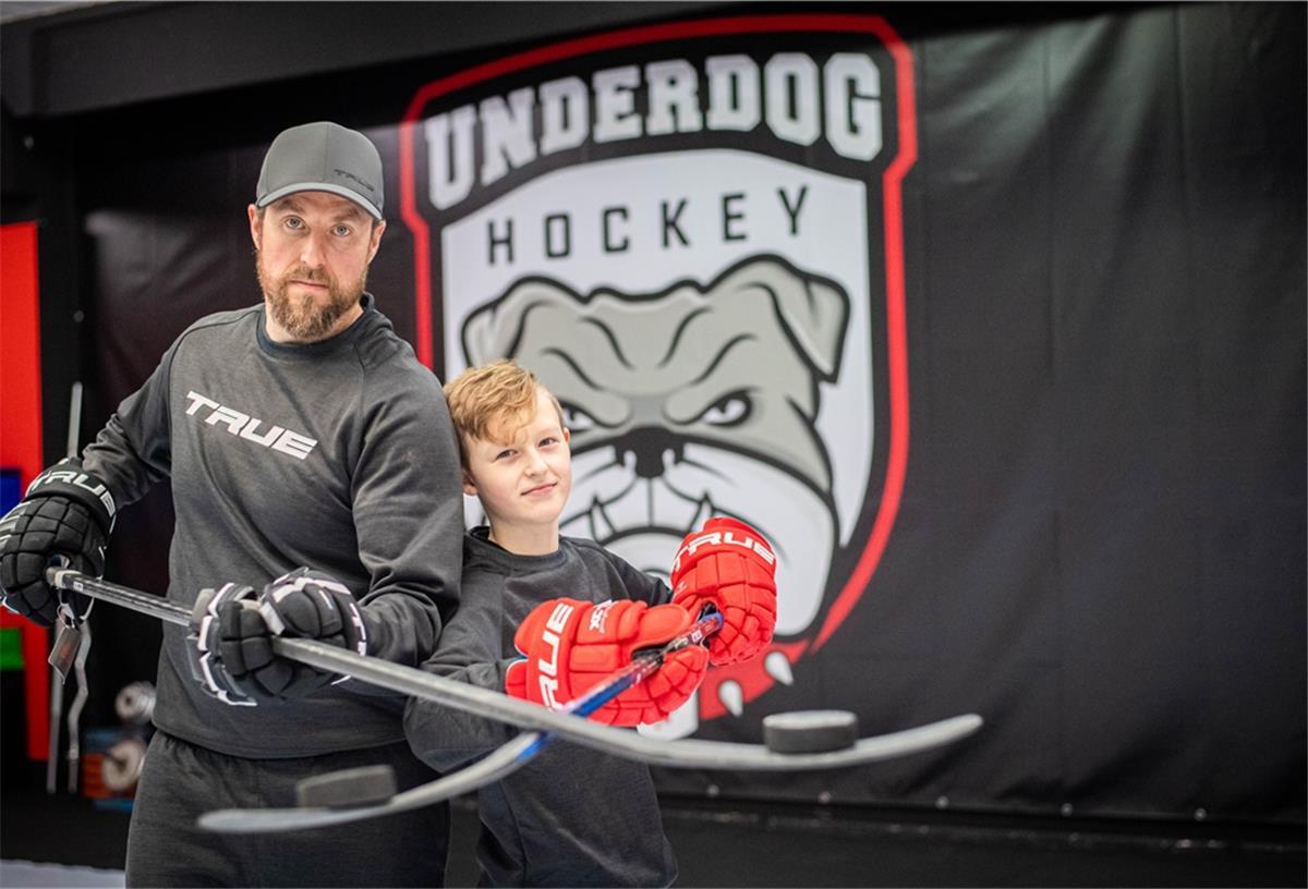 Bremen: McPherson bleibt Trainer der Weserstars Weil in der vergangenen Saison der Spielbetrieb ausfiel, hat ein großer Teile der ersten Mannschaft in McPhersons eigens erbaute Hockey-Halle – Underdog Hockey – in Sievern trainiert.