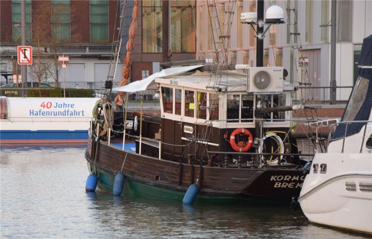 Kenteralarm in Bremerhaven: Kleiner Kutter nimmt Wasser Weil laut Wasserschutzpolizei vermutlich die Lenzpumpe ausgefallen ist, hat ein im Neuen Hafen von Bremerhaven liegender Kutter Wasser genommen. Die Feuerwehr löste das Problem.