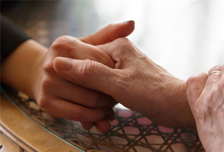 Wenn Eltern zum Pflegefall werden: Schritte für Angehörige ILLUSTRATION - Weil man seine Angehörigen im Alter gut versorgt wissen will, ist es gut, wenn Pflege kein Tabuthema ist. (zu dpa: «Miteinander reden: Damit eine Pflege gut vorbereitet ist») Foto: Silvia Marks/dpa-tmn - Honorarfrei nur für Bezieher des dpa-Themendienstes +++ dpa-Themendienst +++