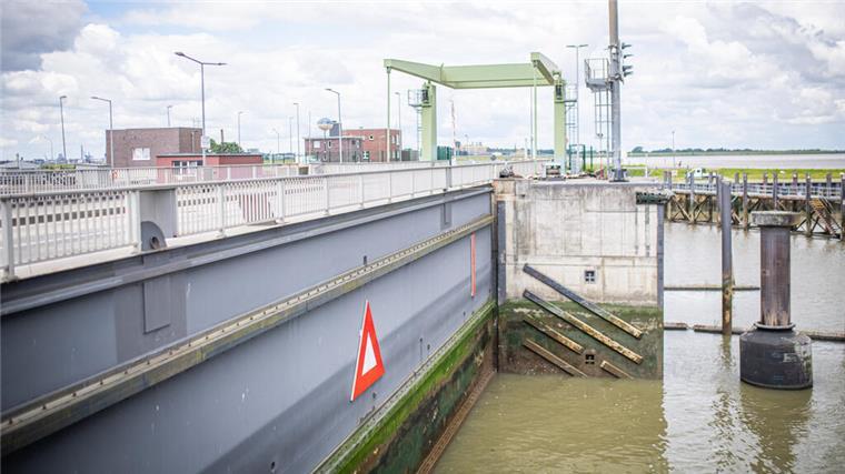 Kleine Kammer der Fischereihafenschleuse wird gesperrt Blick auf das Schleusentor der Fischereihafenschleuse. Die kleine Kammer der Schleuse wird am 19. März gesperrt.