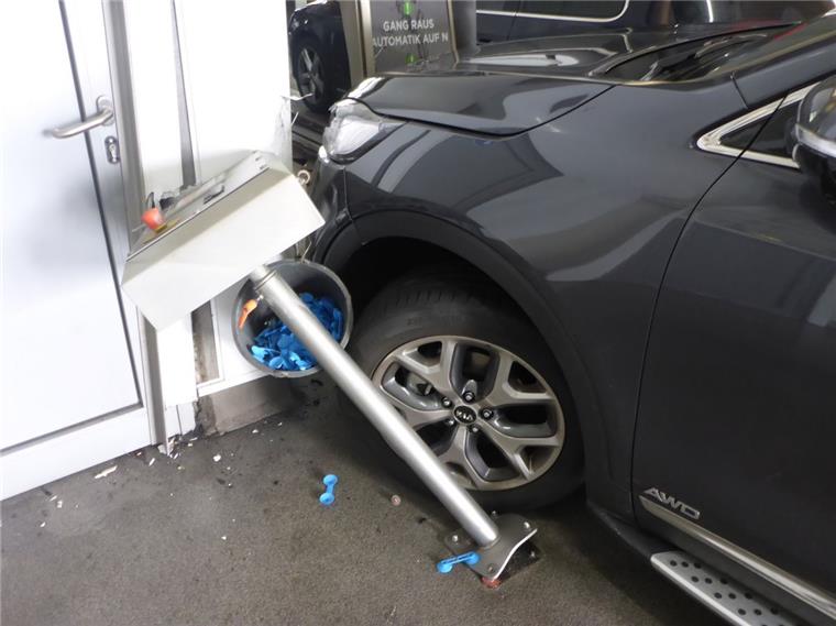 Weil sie Gas- und Bremspedal verwechselte, ist eine Autofahrerin in eine Waschanlage gekracht. 