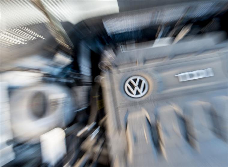Millionen-Klau bei VW - Prozess wegen Motorendiebstahl Weil sie Motoren aus einem VW-Werk in Osnabrück gestohlen haben sollen, stehen zwei Männern vor Gericht.