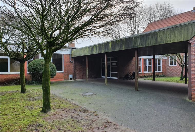 Dedesdorf-Eidewarden: Umkleidetrakt der Turnhalle ist marode Der Eingangsbereich der Turnhalle Dedesdorf-Eidewarden.