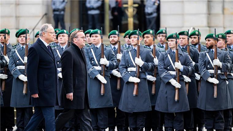 Weil und Pistorius beim feierlichen Gelöbnis der Bundeswehr in Hannover: Die beiden sind befreundet. (Archivbild)