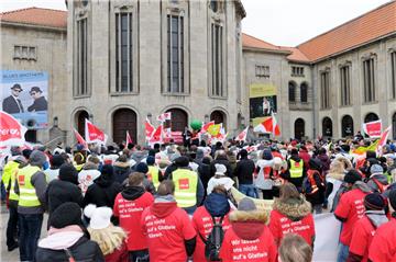 Weil viele Beschäftigte des Bürger- und Ordnungsamtes am Freitag streikten, waren die Bürgerbüros geschlossen. Am Montag kam es deshalb zu langen Schlangen.
