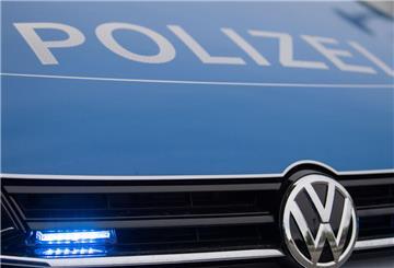 Ein Blaulicht leuchtet an einer Polizeistreife.