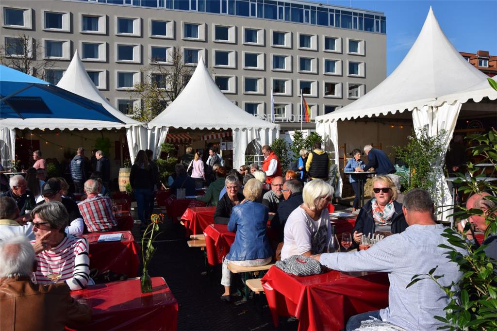 Weinfest auf dem Theodor-Heuss-Platz in Mitte. Foto: Rabbel