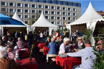 Weinfest auf dem Theodor-Heuss-Platz in Mitte. Foto: Rabbel