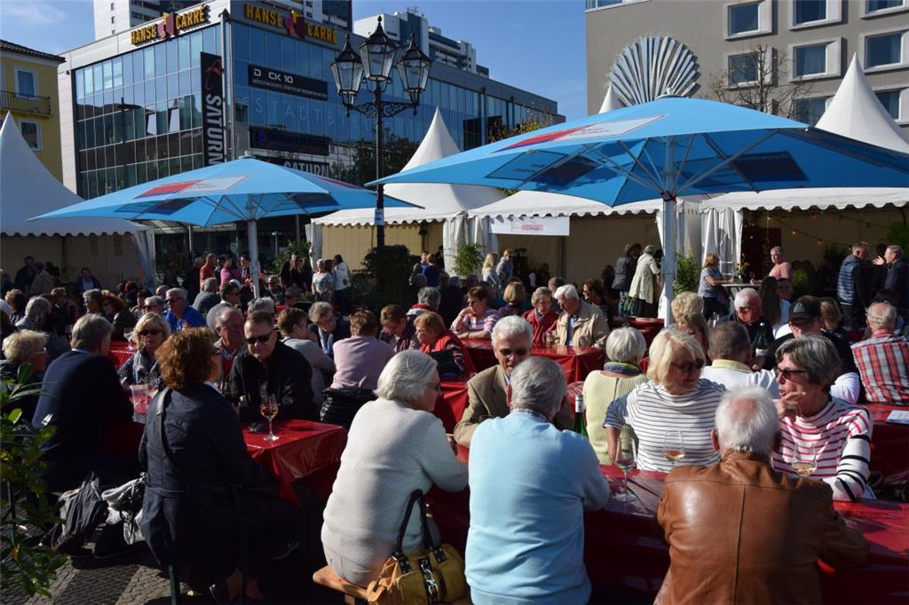 Weinfest auf dem Theodor-Heuss-Platz in Mitte. Foto: Rabbel