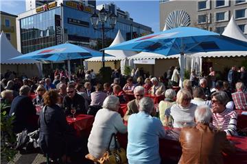 Weinfest auf dem Theodor-Heuss-Platz in Mitte. Foto: Rabbel