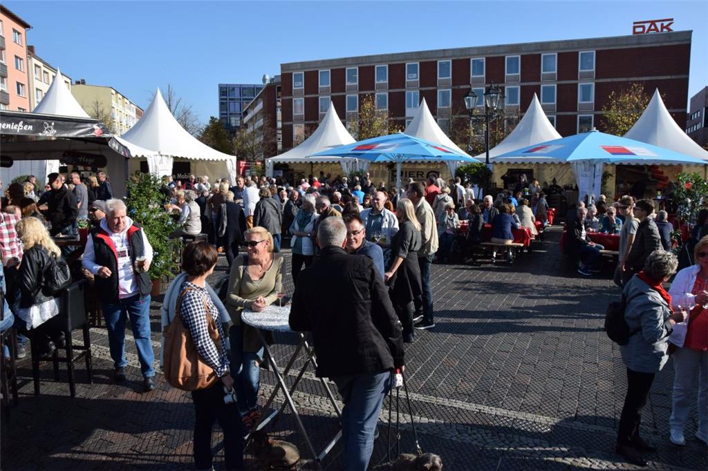 Weinfest auf dem Theodor-Heuss-Platz in Mitte. Foto: Rabbel
