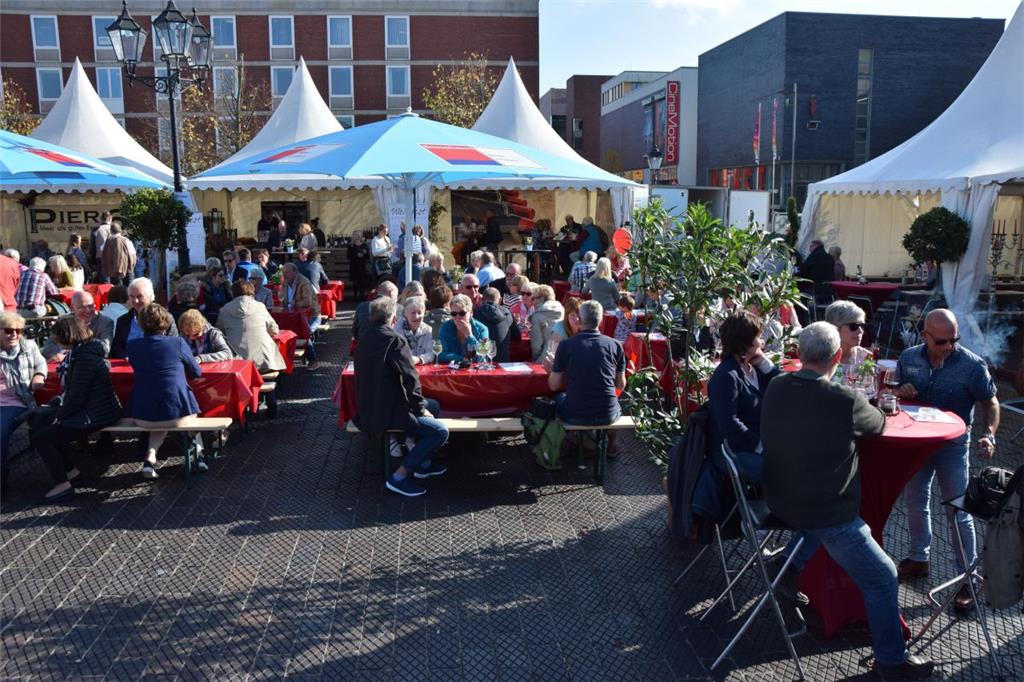Weinfest auf dem Theodor-Heuss-Platz in Mitte. Foto: Rabbel