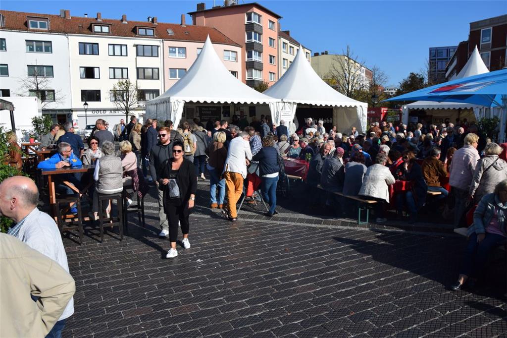 Weinfest auf dem Theodor-Heuss-Platz in Mitte. Foto: Rabbel