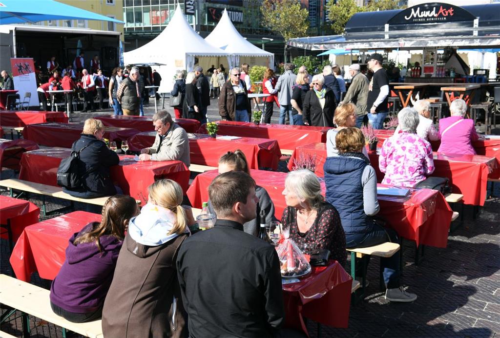 Weinfest auf dem Theodor-Heuss-Platz in Mitte. Foto: Scheer