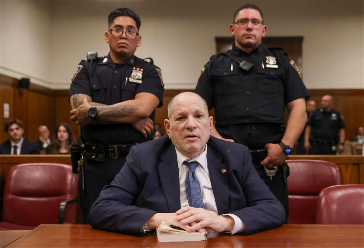 Neuauflage von historischem Prozess: Weinstein vor Gericht Weinstein im Gerichtssaal in Manhattan.