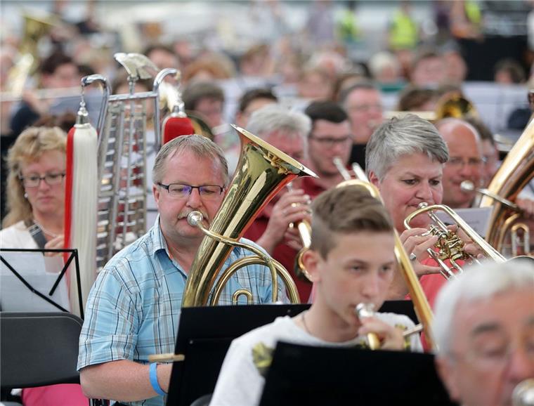 Weltrekord: Riesen-Orchester will ins Guinness-Buch Weit über 7000 Musiker kamen nach Frankfurt, um einen Weltrekord aufzustellen.