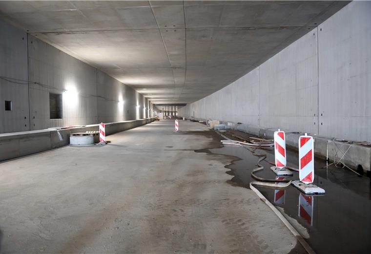 Neue Probleme im Hafentunnel Weit und breit keine Arbeiter im Hafentunnel. Die Arbeiten ruhen in großen Teilen seit Wochen, weil es Streit um die Qualität der Entwässerungsanlagen sowie Höhe und Lage der Bordsteine gibt.