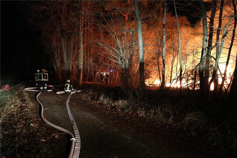 Drangstedt: Feuer im Knüppelholz richtet rund 50.000 Euro Schaden an Weite Wege fürs Löschwasser: Die Feuerwehrkräfte legen eillig die Schläuche. Auf dem Areal des alten Waldkrankenhauses Drangstedt an der Landesstraße 120 brennt’s wieder.