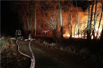Weite Wege fürs Löschwasser: Die Feuerwehrkräfte legen eillig die Schläuche. Auf dem Areal des alten Waldkrankenhauses Drangstedt an der Landesstraße 120 brennt’s wieder.