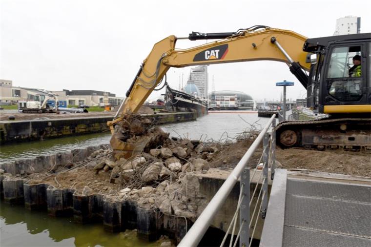 Weiter geht es mit den Vorbereitungen zum Verholen der "Seute Deern" in Bremerhaven. Die Zufahrt muss verbreitert werden. 