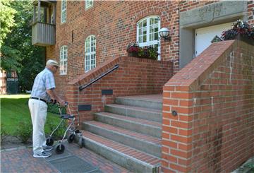 Weiter geht's nicht mit Rollator: Karl-Heinz Stoessel vor der Hagener Burg. Jetzt will der Kreis einen Treppenlift und einen Fahrstuhl in der Burg installieren.