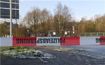 Weiträumig abgesperrt hat die Polizei die Vegesacker Heerstraße in Bremen. 