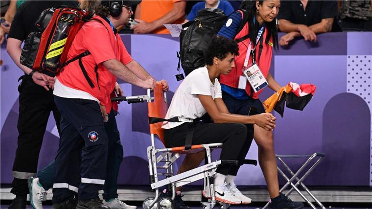 Corona-Sorgen vor Paralympics: „Man braucht auch Glück“ Weitspringerin Malaika Mihambo verließ das Stade France im Rollstuhl und beendete nun vorzeitig ihre Saison.