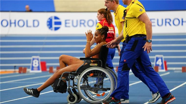 Ogunleye strahlt über EM-Silber - Mihambo rettet Bronze Weitspringerin Mikaelle Assani stürzte beim Anlauf zum letzten Versuch.