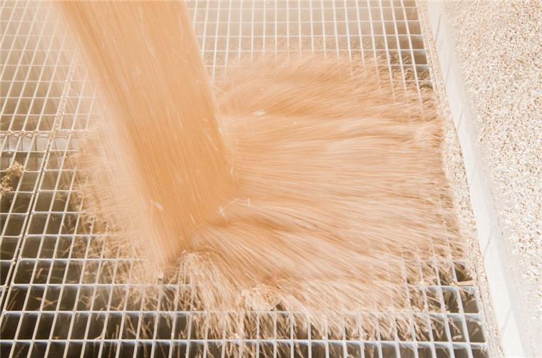 Anlieger der Wilstedter Trocknungsanlage leiden unter Lärm und Staub Weizen rieselt durch ein Rost in einen Schacht. Auf dem Gelände der Raiffeisen-Warengenossenschaft in Wilstedt gehört die Verladung von Getreide zum Alltag. Für die Anlieger problematisch ist die Anlage, in der Getreide, in erster Linie Mais, getrocknet wird.
