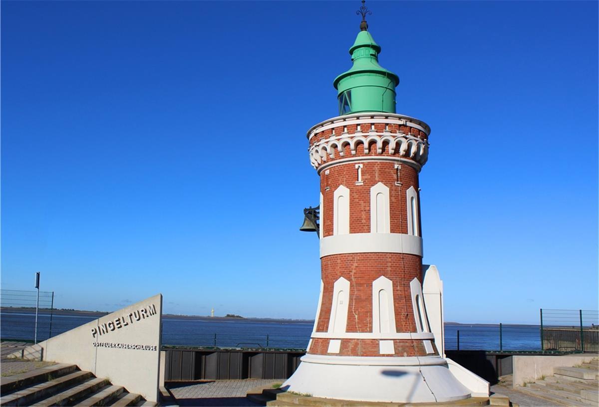 Welche Bedeutung der „Pingelturm“ an der Zufahrt zur Kaiserschleuse heute für die Schifffahrt hat, darüber informieren die Gästeführer bei der neuen Leuchtturmtour. 