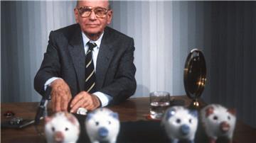 „Welches Schweinderl hätten Sie denn gern?“: Quizmaster Robert Lembke 1985 mit den berühmten „Was bin ich?“-Sparschweinen. 