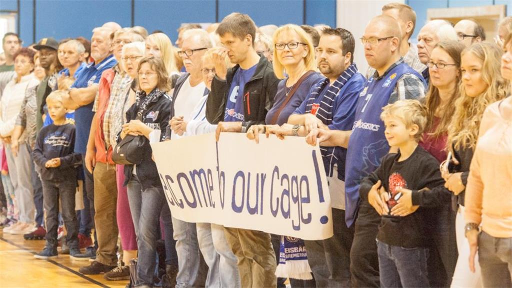 Welcome our cage. Foto Adebahr