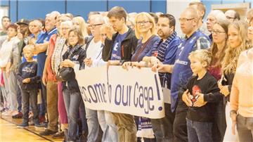 Welcome our cage. Foto Adebahr
