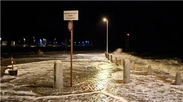 Sturmtief sorgt für Fährausfälle und Schäden Wellen überspülen die Promenade in Wilhelmshaven.