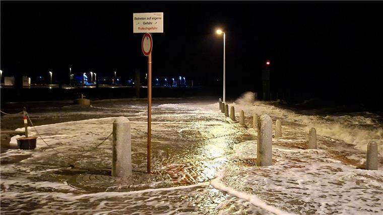 Heftige Orkanböen an der Nordseeküste erwartet Wellen überspülten die Uferpromenade in Wilhelmshaven.