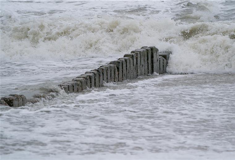 „Wellenbrecher“ ist das „Wort des Jahres“ 2021 Wellen schlagen am Strand von Westerland über die Buhnen, die als Wellenbrecher in den Sand eingelassen sind.