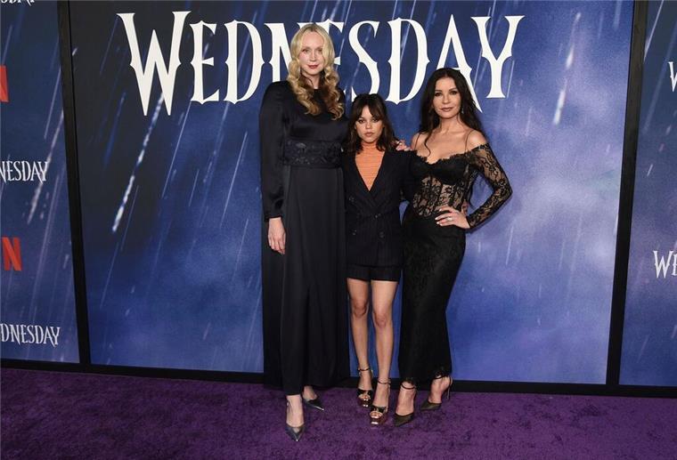 Welterfolg „Wednesday“: Gwendoline Christie, Jenna Ortega und Catherine Zeta-Jones (l-r). (Archivbild)