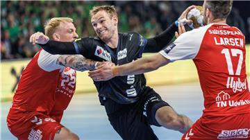 Welthandballer Mathias Gidsel kämpft sich durch die Aalborg-Deckung
