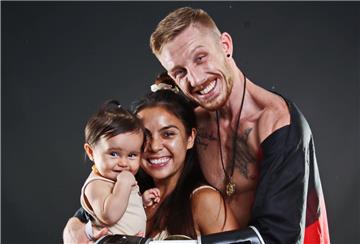 Weltmeister Pascal Schroth ist mit Lebensgefährtin Aldis und Töchterchen Lyla Aluna nach Deutschland gereist.