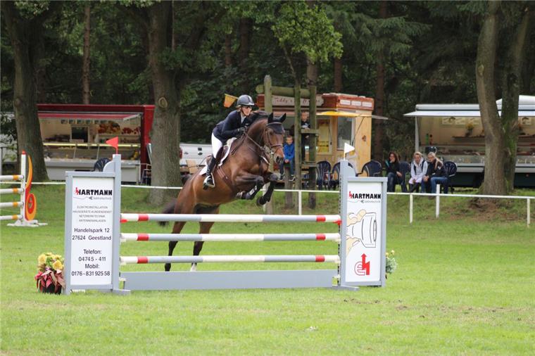 Familie Beerbaum startet beim Reitturnier in Stotel Weltmeisterin Meredith Michaels-Beerbaum trat überraschend beim Turnier in Stotel an.