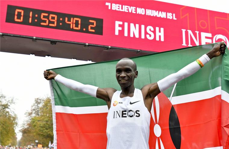 Kenianer läuft Marathon unter zwei Stunden Weltrekordhalter Eliud Kipchoge aus Kenia nach seinem Lauf.
